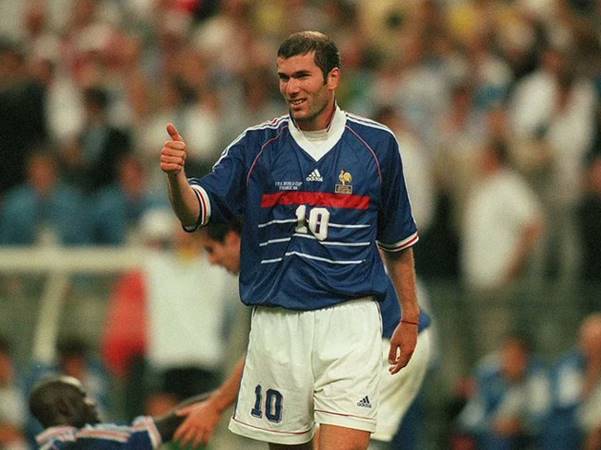 Zinedine Zidane là một trong top 5 cầu thủ vĩ đại nhất thế giới