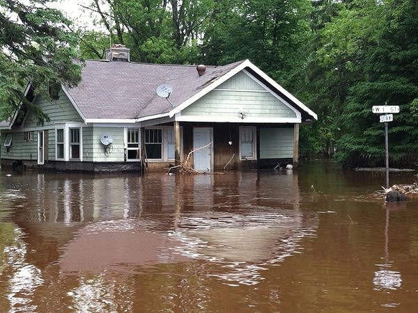 Mơ thấy nước tràn vào nhà cuốn trôi đồ đạc