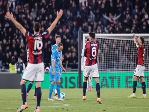 Napoli mất ngôi đầu vào tay Roma và Inter Milan