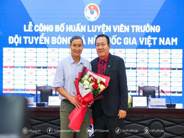 Vì sao HLV ngoại “dễ thở” hơn?